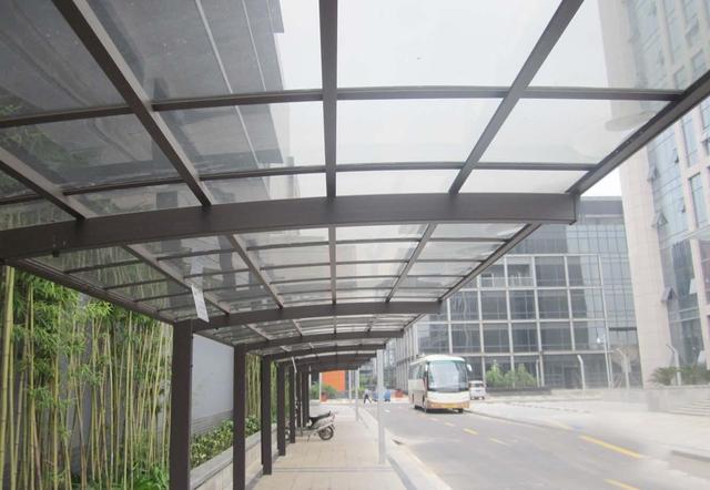 鋁合金雨棚為何如此受歡迎——性能與設(shè)計(jì)的完美融合